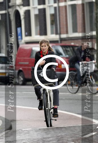 Amsterdam 26 augustus 2011
Lauren Verster in de regen op de fiets.
Peter Smulders bv