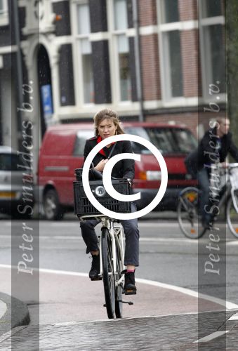 Amsterdam 26 augustus 2011
Lauren Verster in de regen op de fiets.
Peter Smulders bv