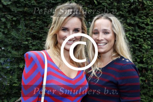 Amsterdam 25 augustus 2011
Jackie\'s best dressed feestje bij het college hotel. Nikkie Plessen presenteert het en Lieke v Lexmond word winnares. Lieke met zus Jetteke
Peter Smulders bv