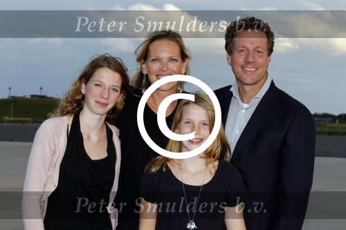 Valkenburg 31 augustus 2011
Premiere Soldaat van Oranje op vliegbasis Valkenburg. Marcel Beerthuizen met zijn vrouw en dochters
Peter Smulders bv