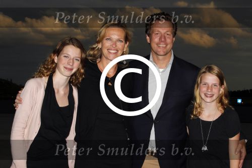 Valkenburg 31 augustus 2011
Premiere Soldaat van Oranje op vliegbasis Valkenburg. Marcel Beerthuizen met zijn vrouw en dochters
Peter Smulders bv