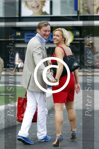Amsterdam 3 september 2011
Mariska v Kolck met haar vriend Edgar Peer waar ze een nmooie ring van heeft gekregen.
Peter Smulders bv