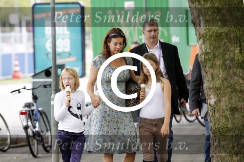 Amsterdam 10 september 2011
Marjolein Keuning haalt ijsje met haar dochters.
Peter Smulders bv
