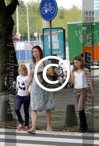Amsterdam 10 september 2011
Marjolein Keuning haalt ijsje met haar dochters.
Peter Smulders bv
