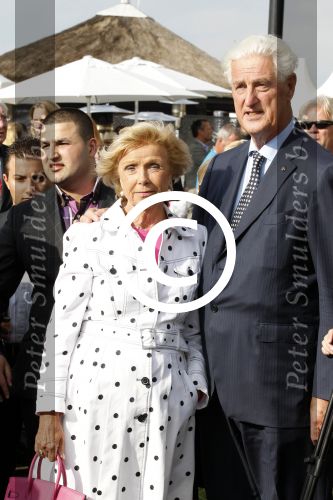 Noordwijk 26 augustus 2011
Opening en VIP avond miljonair summerfair in huis ter Duin. Paulette met Martin Schroder en zijn vrouw
Peter Smulders bv