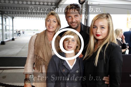 Valkenburg 31 augustus 2011
Premiere Soldaat van Oranje op vliegbasis Valkenburg. Matthias Scholten met vrouw en kinderen
Peter Smulders bv