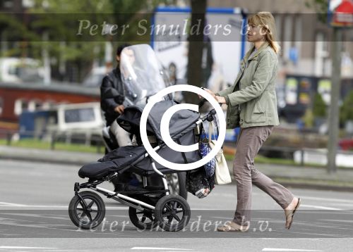 Amsterdam 25 augustus 2011
Median Schuurman achter kinderwagen.
Peter Smulders bv