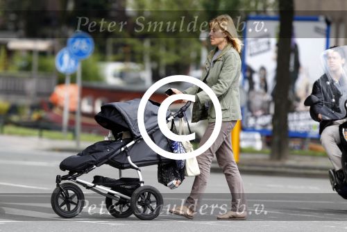 Amsterdam 25 augustus 2011
Median Schuurman achter kinderwagen.
Peter Smulders bv