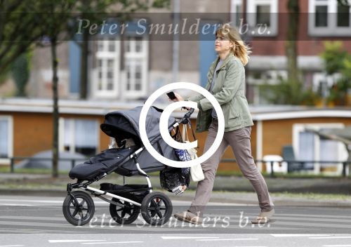 Amsterdam 25 augustus 2011
Median Schuurman achter kinderwagen.
Peter Smulders bv