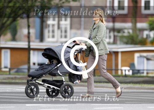 Amsterdam 25 augustus 2011
Median Schuurman achter kinderwagen.
Peter Smulders bv