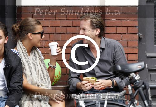 Amsterdam 5 augustus 2011
Michiel Mol met een kennis op terras.
Peter Smulders bv