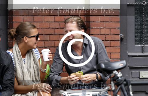 Amsterdam 5 augustus 2011
Michiel Mol met een kennis op terras.
Peter Smulders bv