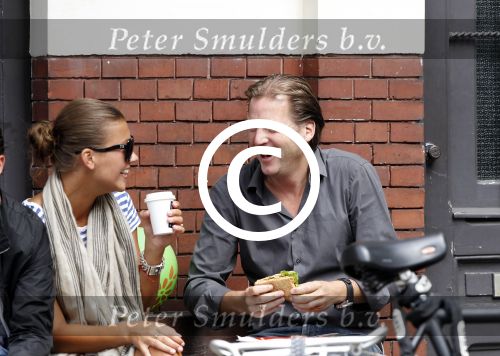 Amsterdam 5 augustus 2011
Michiel Mol met een kennis op terras.
Peter Smulders bv