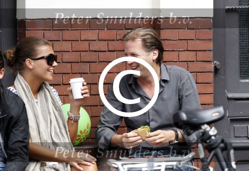 Amsterdam 5 augustus 2011
Michiel Mol met een kennis op terras.
Peter Smulders bv
