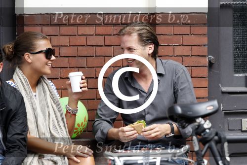 Amsterdam 5 augustus 2011
Michiel Mol met een kennis op terras.
Peter Smulders bv