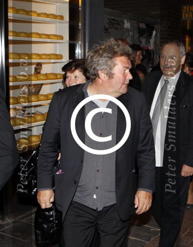 Amsterdam 7 september 2011
Premiere de President in Tuschinski. Michiel Romeyn verbergt zich achter zijn vrouw en vise verca
Peter Smulders bv