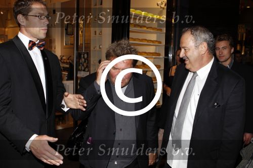 Amsterdam 7 september 2011
Premiere de President in Tuschinski. Michiel Romeyn verbergt zich achter zijn vrouw en vise verca
Peter Smulders bv