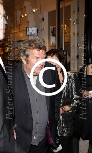 Amsterdam 7 september 2011
Premiere de President in Tuschinski. Michiel Romeyn verbergt zich achter zijn vrouw en vise verca
Peter Smulders bv