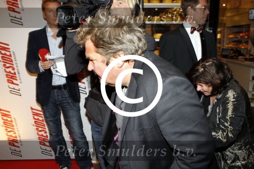 Amsterdam 7 september 2011
Premiere de President in Tuschinski. Michiel Romeyn verbergt zich achter zijn vrouw en vise verca
Peter Smulders bv