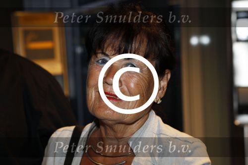 Amsterdam Schiphol 23 augustus 2011
De vermeende derde geheime dochter van Prins Bernhard Mildred met partner op schiphol. Ze wordt opgehaald door Marc v d Linden .
Peter Smulders bv