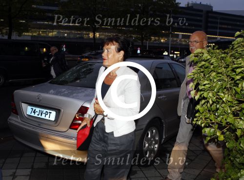 Amsterdam Schiphol 23 augustus 2011
De vermeende derde geheime dochter van Prins Bernhard Mildred met partner op schiphol. Ze wordt opgehaald door Marc v d Linden .
Peter Smulders bv
