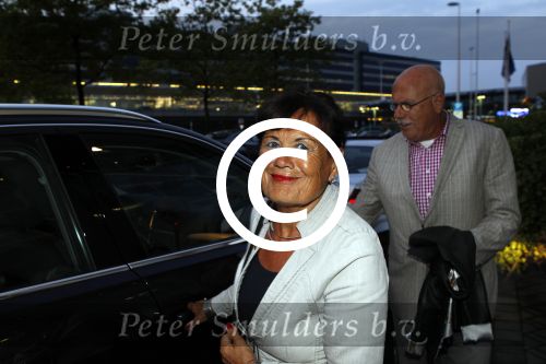 Amsterdam Schiphol 23 augustus 2011
De vermeende derde geheime dochter van Prins Bernhard Mildred met partner op schiphol. Ze wordt opgehaald door Marc v d Linden .
Peter Smulders bv