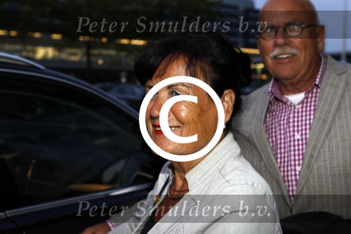 Amsterdam Schiphol 23 augustus 2011
De vermeende derde geheime dochter van Prins Bernhard Mildred met partner op schiphol. Ze wordt opgehaald door Marc v d Linden .
Peter Smulders bv
