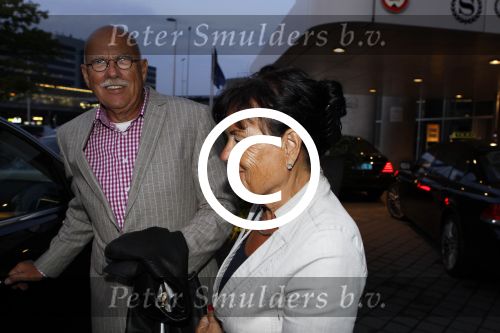 Amsterdam Schiphol 23 augustus 2011
De vermeende derde geheime dochter van Prins Bernhard Mildred met partner op schiphol. Ze wordt opgehaald door Marc v d Linden .
Peter Smulders bv
