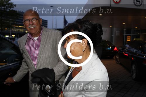 Amsterdam Schiphol 23 augustus 2011
De vermeende derde geheime dochter van Prins Bernhard Mildred met partner op schiphol. Ze wordt opgehaald door Marc v d Linden .
Peter Smulders bv