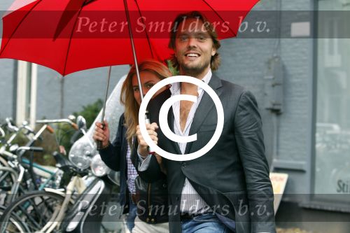Amsterdam 6 september 2011
Nicolette v Dam zwanger met vriend Bas Smit onder de paraplu.
Peter Smulders bv