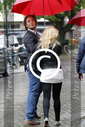 Amsterdam 6 september 2011
Nicolette v Dam zwanger met vriend Bas Smit onder de paraplu.
Peter Smulders bv