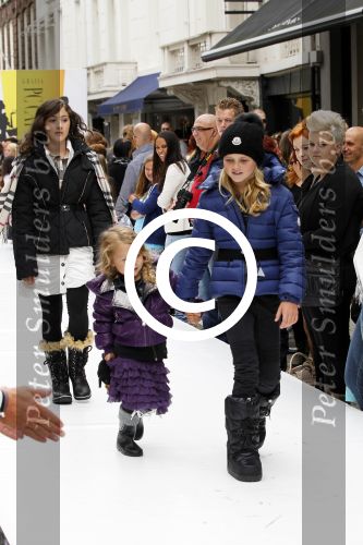 Amsterdam 4 september 2011
Grazia PC Catwalk op de pc hooftstraat. Robert en Claudia Schoemacher kijken naar modeshow met hun dochter Olivia
Peter Smulders bv