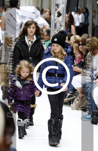 Amsterdam 4 september 2011
Grazia PC Catwalk op de pc hooftstraat. Robert en Claudia Schoemacher kijken naar modeshow met hun dochter Olivia
Peter Smulders bv