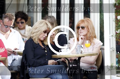 Amsterdam 10 september 2011
Patricia Paay en Yvonne Keeley op terras en in de mercedes cabrio.
Peter Smulders bv