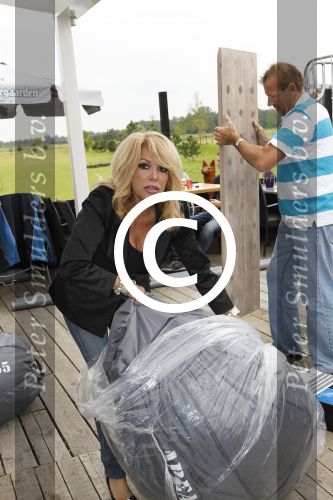 Dongen, 31 Augustus 2011
De Diva\'s met het upgraden van het clubhuis van golfclub Vossenhole
Patty Brard,Patricia Paay en Tatjana
Foto Peter Smulders