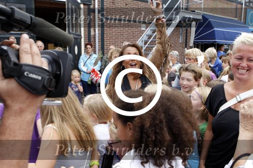 Roelofarendsveen 25 augustus 2011
Opnames diva\'s draaien door met Patty Brard Patricia Paay en Tatjana.
Ze organiseren modeshow in kringloopwinkel en lopen zelf in trouwjurken.
Peter Smulders bv