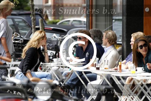 Amsterdam 17 augustus 2011
Paulien Huizinga met vrienden op terras.
Peter Smulders bv