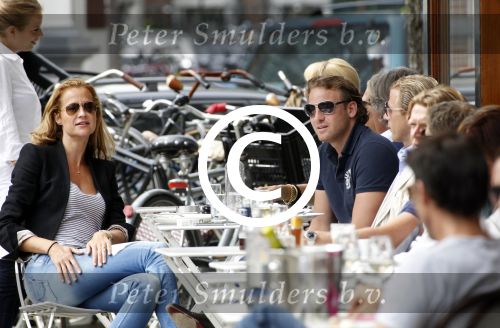 Amsterdam 17 augustus 2011
Paulien Huizinga met vrienden op terras.
Peter Smulders bv