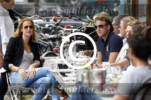 Amsterdam 17 augustus 2011
Paulien Huizinga met vrienden op terras.
Peter Smulders bv