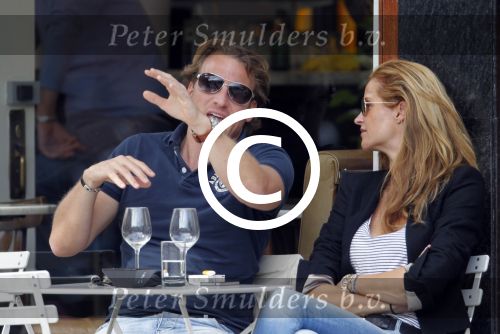 Amsterdam 17 augustus 2011
Paulien Huizinga met vrienden op terras.
Peter Smulders bv