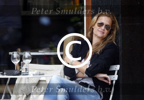 Amsterdam 17 augustus 2011
Paulien Huizinga met vrienden op terras.
Peter Smulders bv