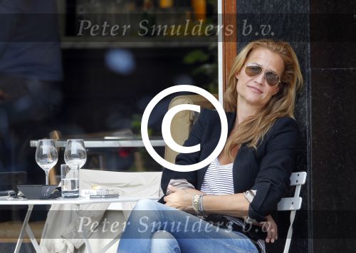 Amsterdam 17 augustus 2011
Paulien Huizinga met vrienden op terras.
Peter Smulders bv