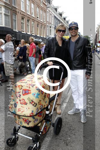 Amsterdam 4 september 2011
Grazia PC Catwalk op de pc hooftstraat. Regina Romeijn met vriend achter kinderwagen
Peter Smulders bv