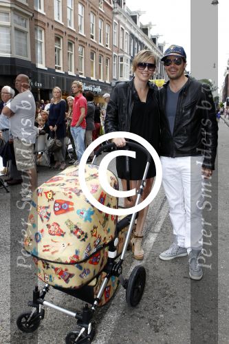 Amsterdam 4 september 2011
Grazia PC Catwalk op de pc hooftstraat. Regina Romeijn met vriend achter kinderwagen
Peter Smulders bv