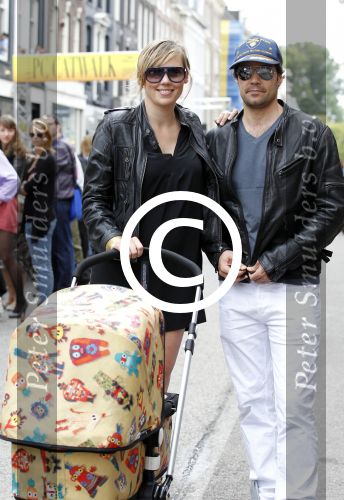Amsterdam 4 september 2011
Grazia PC Catwalk op de pc hooftstraat. Regina Romeijn met vriend achter kinderwagen
Peter Smulders bv