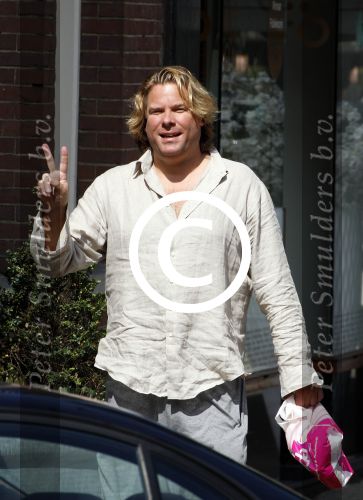 Amsterdam 17 augustus 2011
Robert jensen doet boodschappen met zijn mercedes cabrio.
Peter Smulders bv