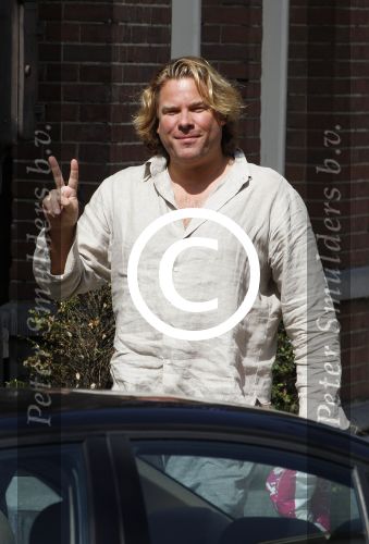 Amsterdam 17 augustus 2011
Robert jensen doet boodschappen met zijn mercedes cabrio.
Peter Smulders bv