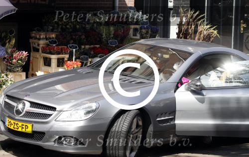 Amsterdam 17 augustus 2011
Robert jensen doet boodschappen met zijn mercedes cabrio.
Peter Smulders bv