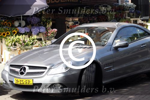 Amsterdam 17 augustus 2011
Robert jensen doet boodschappen met zijn mercedes cabrio.
Peter Smulders bv