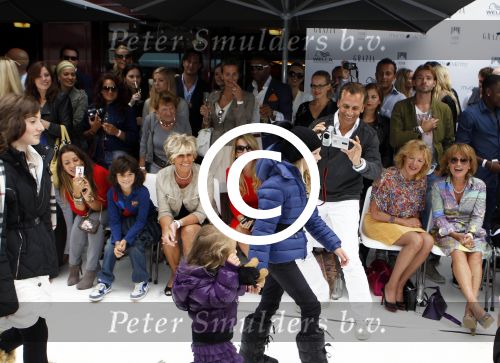 Amsterdam 4 september 2011
Grazia PC Catwalk op de pc hooftstraat. Robert en Claudia Schoemacher kijken naar modeshow met hun dochter Olivia
Peter Smulders bv